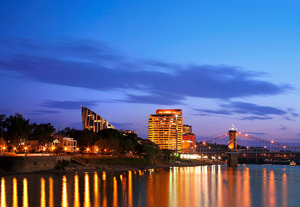 Covington Kentucky a notte - foto stock