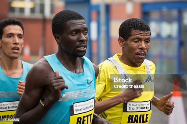 Corridori Sulla Lunga Distanza - Fotografie stock e altre immagini di Adulto - Adulto, Ambientazione esterna, Atleta di atletica leggera