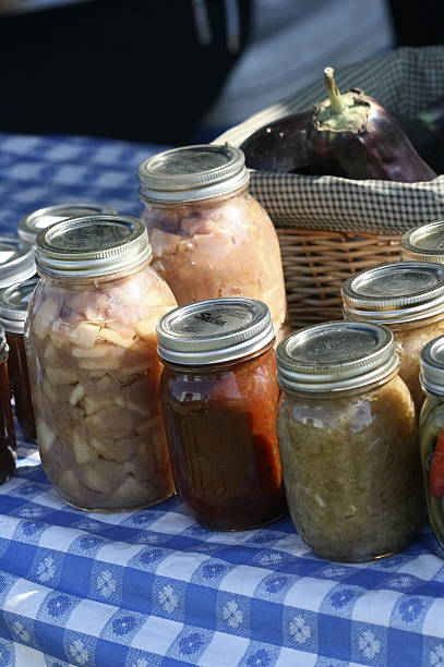 mermeladas y pastel llenados para la venta en un flea market - vegitables fruit vegies dill fotografías e imágenes de stock