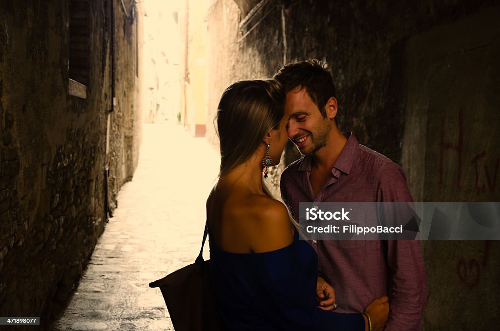 Молодая пара в любви - Стоковые фото Пара - Человеческие взаимоотношения роялти-фри
