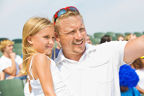 파더 쥠 젊은 딸이다 스포츠 경기 중 경기장 - sport parent bleachers family 뉴스 사진 이미지