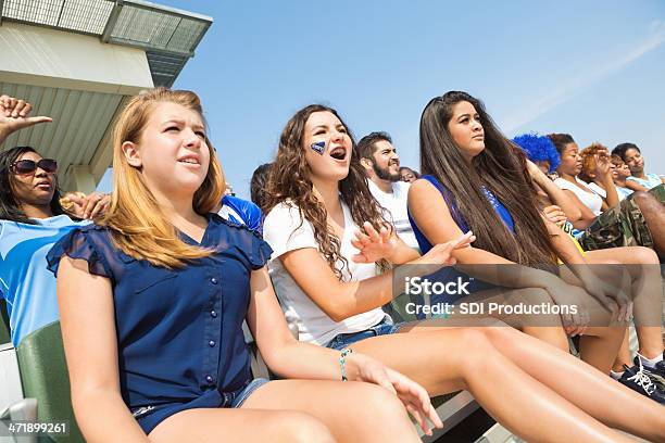 Foto de Adolescentes Meninas Comemorando Na Equipe Esportiva Na Escola Stadium e mais fotos de stock de Fã