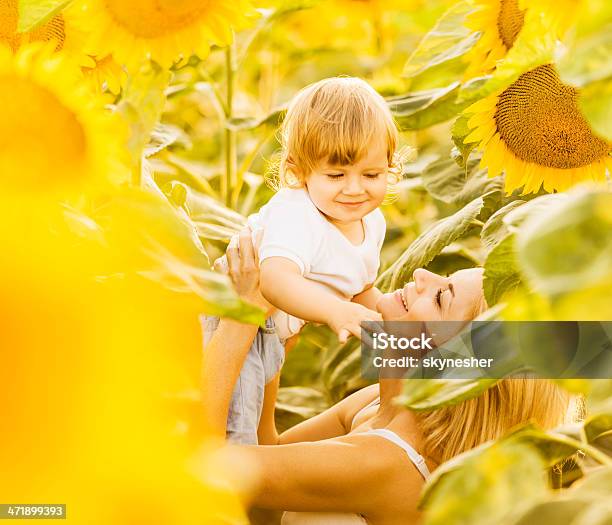 楽しみになる彼女の息子の Sunflowers ます - 1歳以上2歳未満のストックフォトや画像を多数ご用意 - 1歳以上2歳未満, 2人, 30代