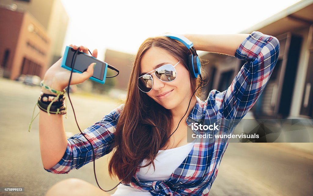 댄스 지역으로 여자아이 있는 헤드폰을 도시의 여름 - 로열티 프리 MP3 플레이어 스톡 사진