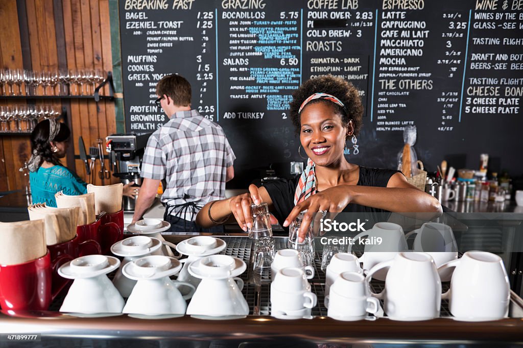 Trabalhadores na coffee shop - Foto de stock de Ocupado royalty-free