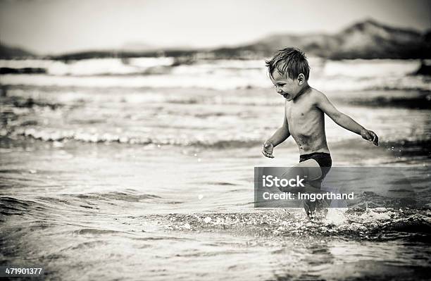 Ragazzino Divertirsi In Mare - Fotografie stock e altre immagini di Bambino - Bambino, Bianco e nero, 2-3 anni