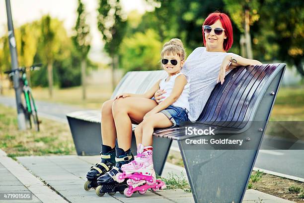 Foto de Repousando Sobre O Banco e mais fotos de stock de 4-5 Anos - 4-5 Anos, Adulto, Alegria