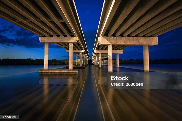 Brücke Über Den Fluss Stockfoto und mehr Bilder von Abenddämmerung - Abenddämmerung, Brücke, Fluss