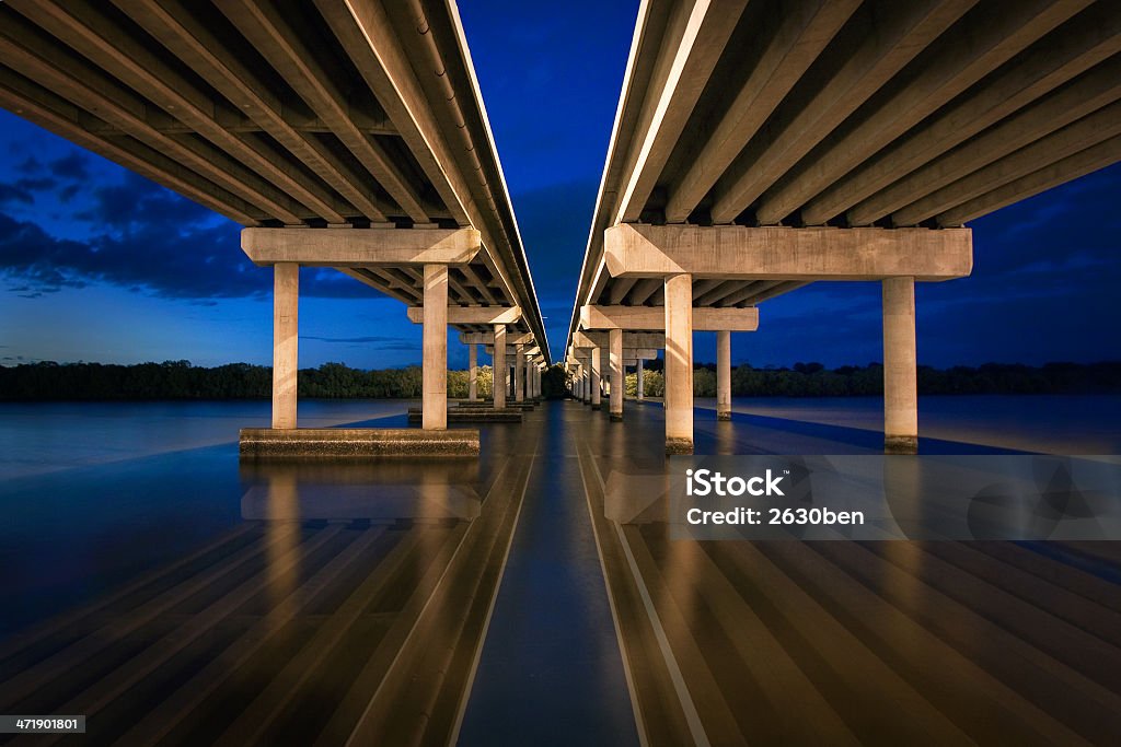 Puente sobre el río - Foto de stock de Agua libre de derechos