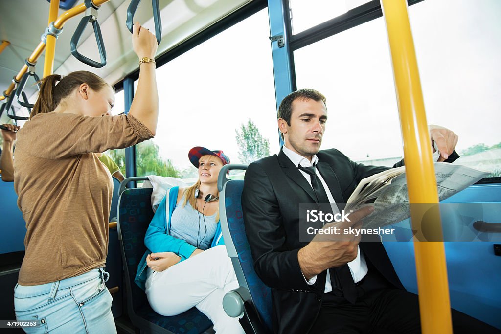 Pessoas a viagem de casa para o trabalho de autocarro. - Royalty-free 30-39 Anos Foto de stock