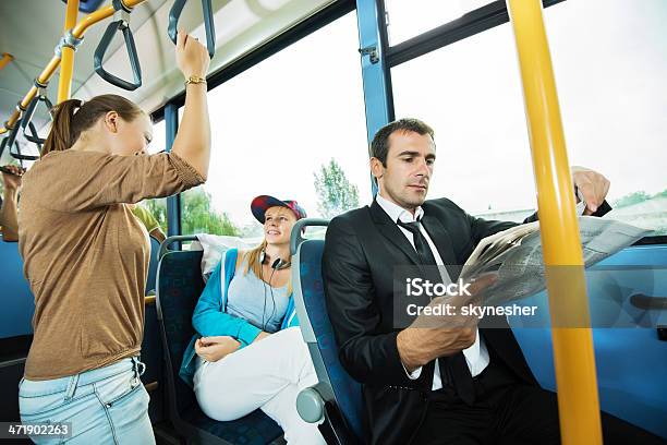 Pessoas A Viagem De Casa Para O Trabalho De Autocarro - Fotografias de stock e mais imagens de 30-39 Anos