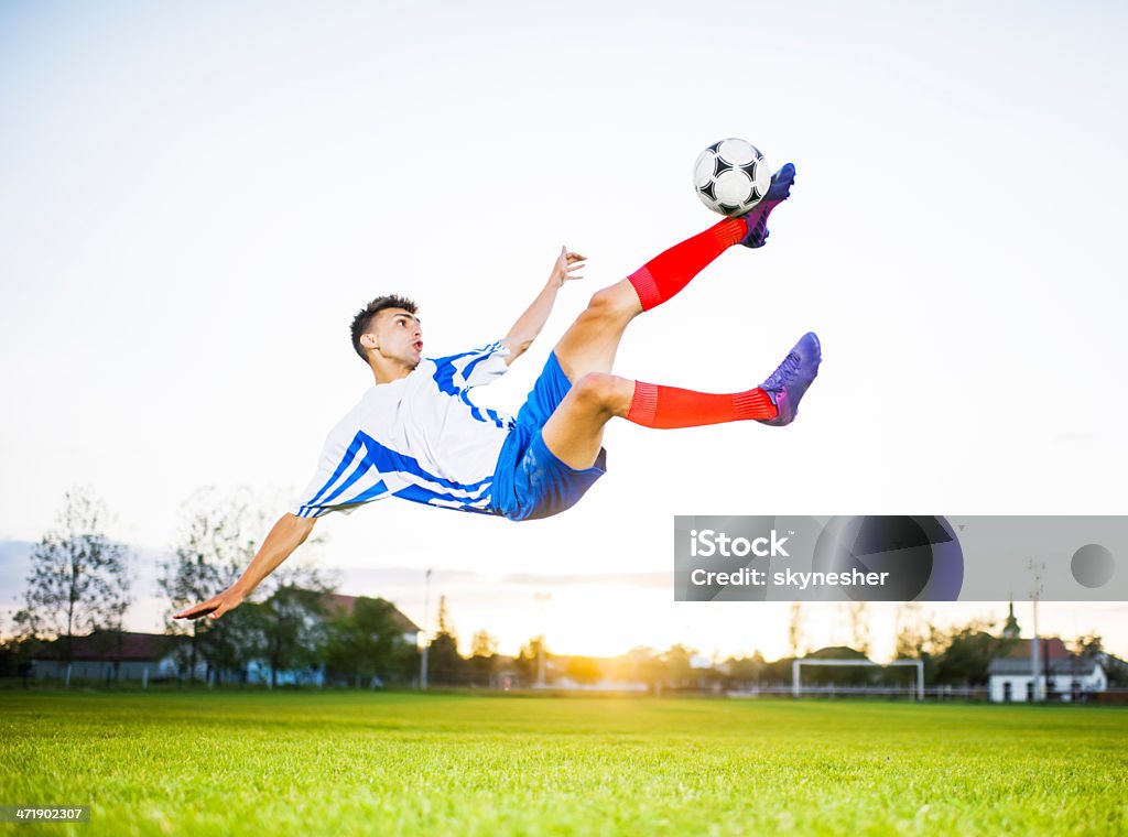 Jogador de futebol chutando a bola. - Foto de stock de Adulto royalty-free