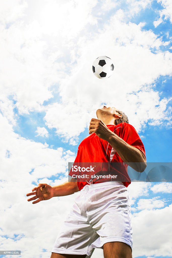 Nach einem ball gegen den Himmel. - Lizenzfrei Aktivitäten und Sport Stock-Foto
