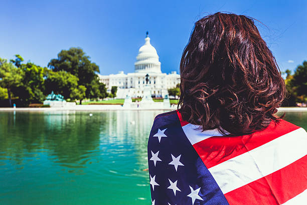 kobieta i amerykańska flaga na capitol hill building w waszyngtonie - symbol president ulysses s grant usa zdjęcia i obrazy z banku zdjęć