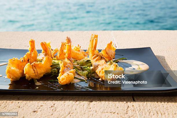 Foto de Prato Com Camarões Crocantes E Salada e mais fotos de stock de Almoço - Almoço, Amarelo, Camarão - Frutos do Mar