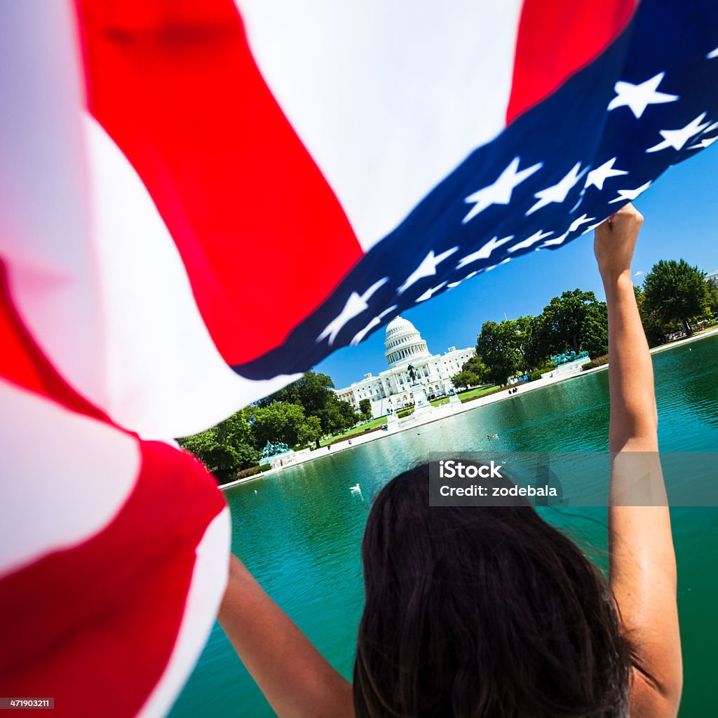 Femme avec drapeau américain sur Capitol Hill à Washington, États-Unis - Photo de Bâtiment fédéral libre de droits