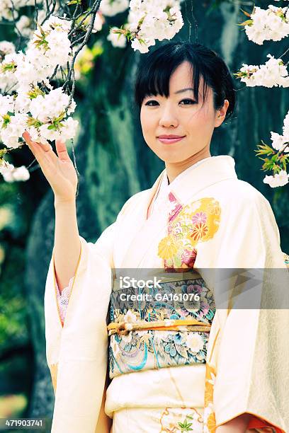 Donna In Kimono Con Sakura Ramo Con Fiori Di - Fotografie stock e altre immagini di Adulto - Adulto, Albero, Bocciolo