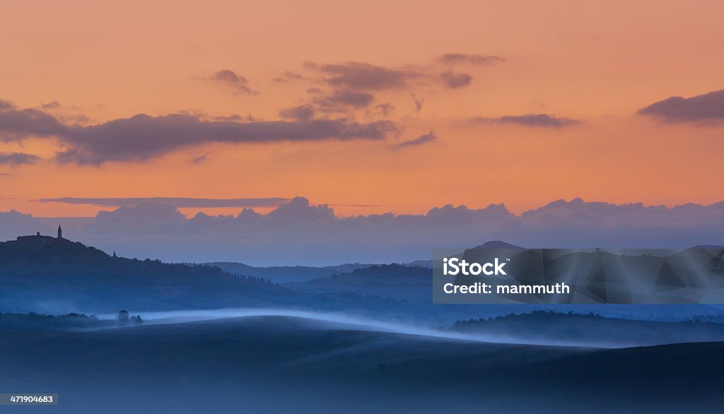 Misty nascer do sol em Toscana - Royalty-free Ajardinado Foto de stock