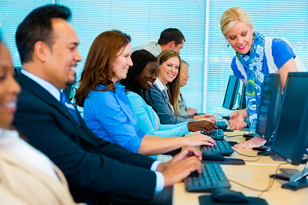 istruzione: mature college gli studenti in formazione computer in classe. - mature student learning training computer foto e immagini stock