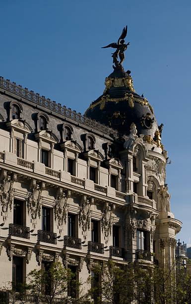 el edificio metrópolis en madrid, españa - column corinthian madrid europe fotografías e imágenes de stock