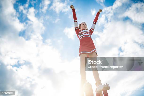 Cheerleadear Na Sukces - zdjęcia stockowe i więcej obrazów Cheerleaderka - Cheerleaderka, Ludzka piramida, Na wierzchu