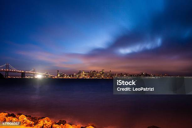 Foto de Crepúsculo Em San Francisco e mais fotos de stock de Alto - Descrição Geral - Alto - Descrição Geral, Arranha-céu, Azul