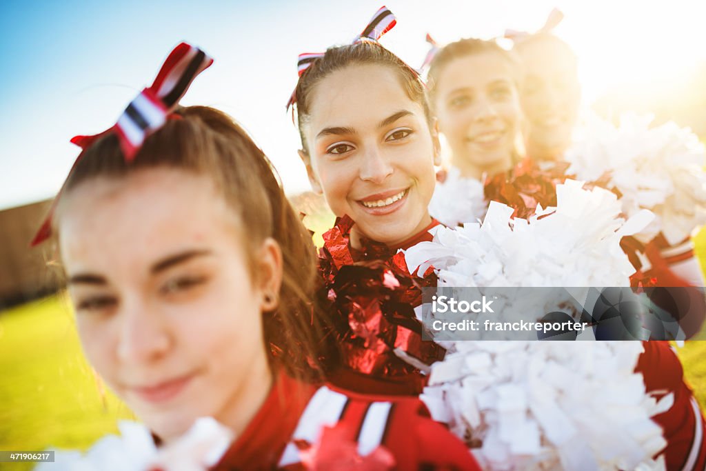 Felicidad animadoras de los posando con pon-pon - Foto de stock de 18-19 años libre de derechos