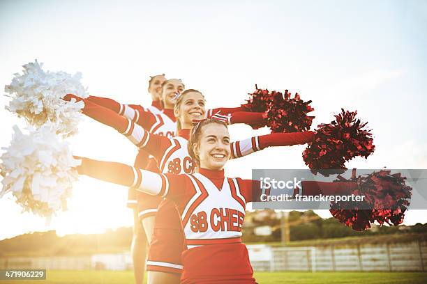 Felicità Cheerleaders In Posa Con Ponpon - Fotografie stock e altre immagini di Ragazza pon pon - Ragazza pon pon, Fotografia - Immagine, Lavoro di squadra