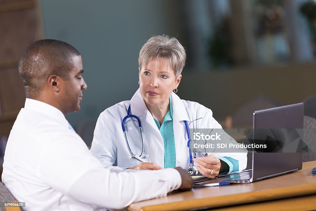 Plano de tratamento médico sênior a falar com um paciente após consulta - Foto de stock de Administrador royalty-free