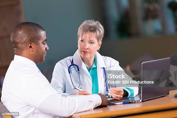 Foto de Plano De Tratamento Médico Sênior A Falar Com Um Paciente Após Consulta e mais fotos de stock de Administrador