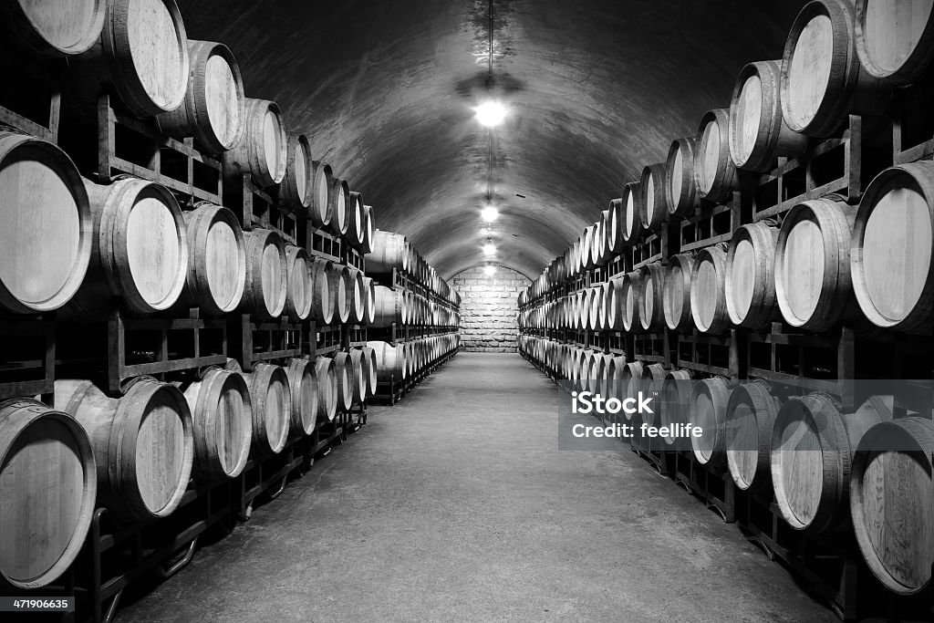 Subterráneo bodega de vinos con barriles de madera - Foto de stock de Botella de vino libre de derechos