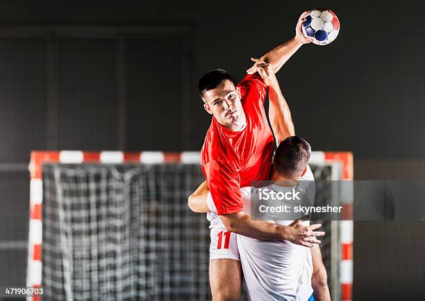 Handball Jugadores En Acción Foto de stock y más banco de imágenes de Balonmano - Balonmano, Atleta - Papel social, Falta de mano