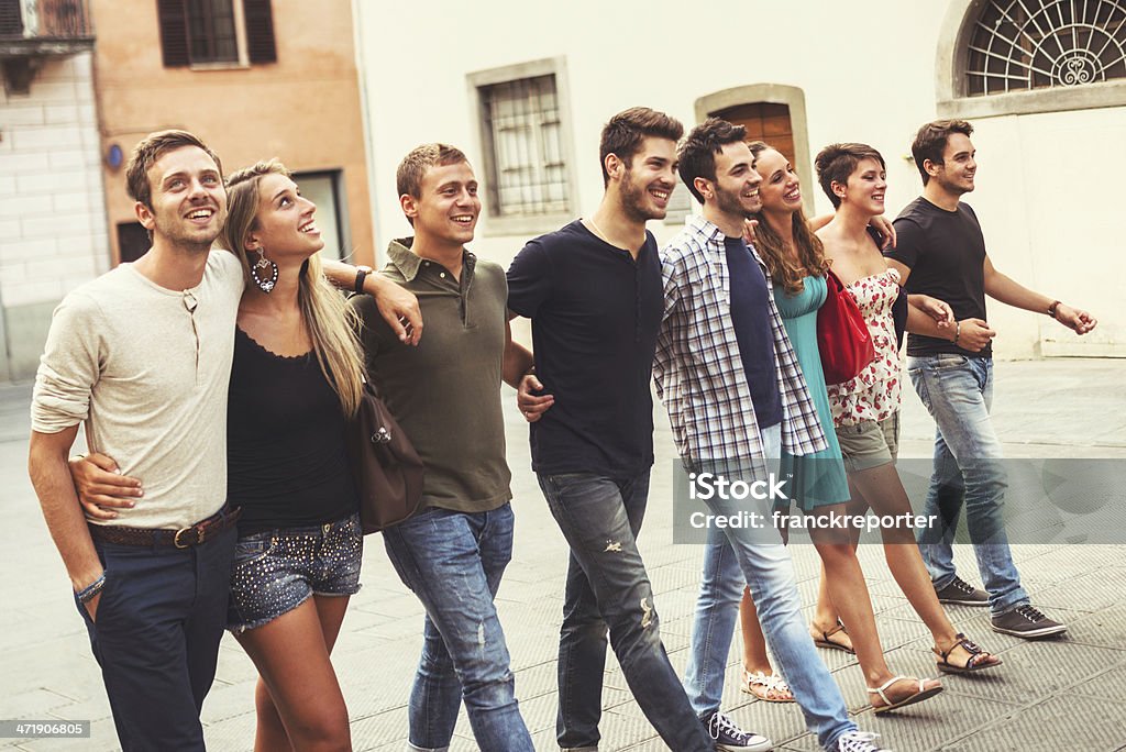 Группа людей ходить в город, выработанный - Стоковые фото 20-29 лет роялти-фри