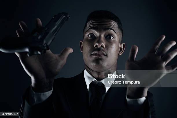 Młody Gunman Poddawać Się - zdjęcia stockowe i więcej obrazów Mężczyźni - Mężczyźni, Afrykanin, Broń palna