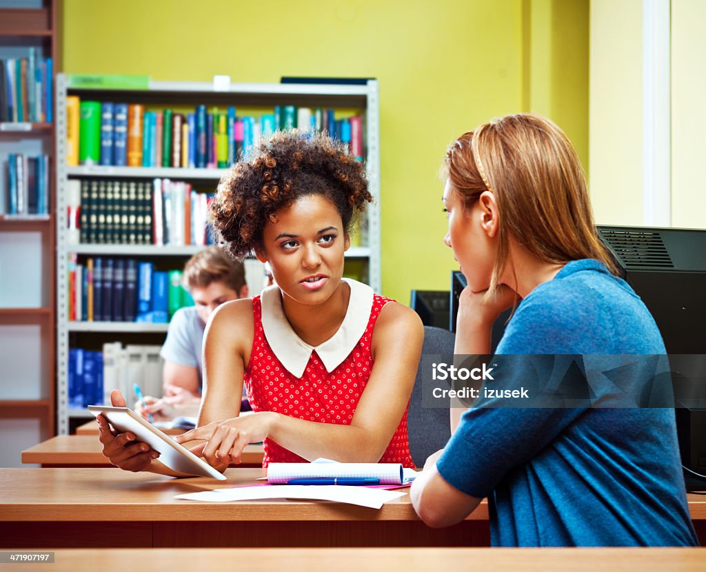 Estudiantes usando una tableta digital - Foto de stock de Adolescencia libre de derechos