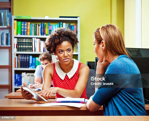 Estudiantes Usando Una Tableta Digital Foto de stock y más banco de imágenes de Adolescencia - Adolescencia, Adolescente, Salón de clase