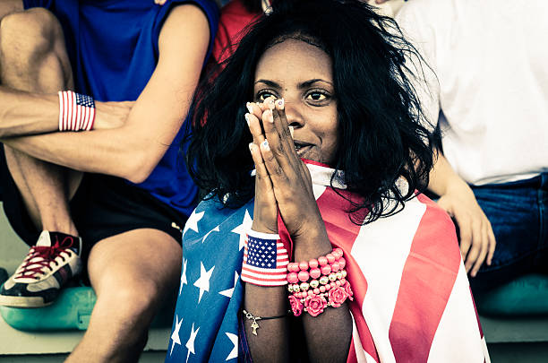 amerikanische unterstützer prays für-ziel - patriotism usa flag jewelry stock-fotos und bilder