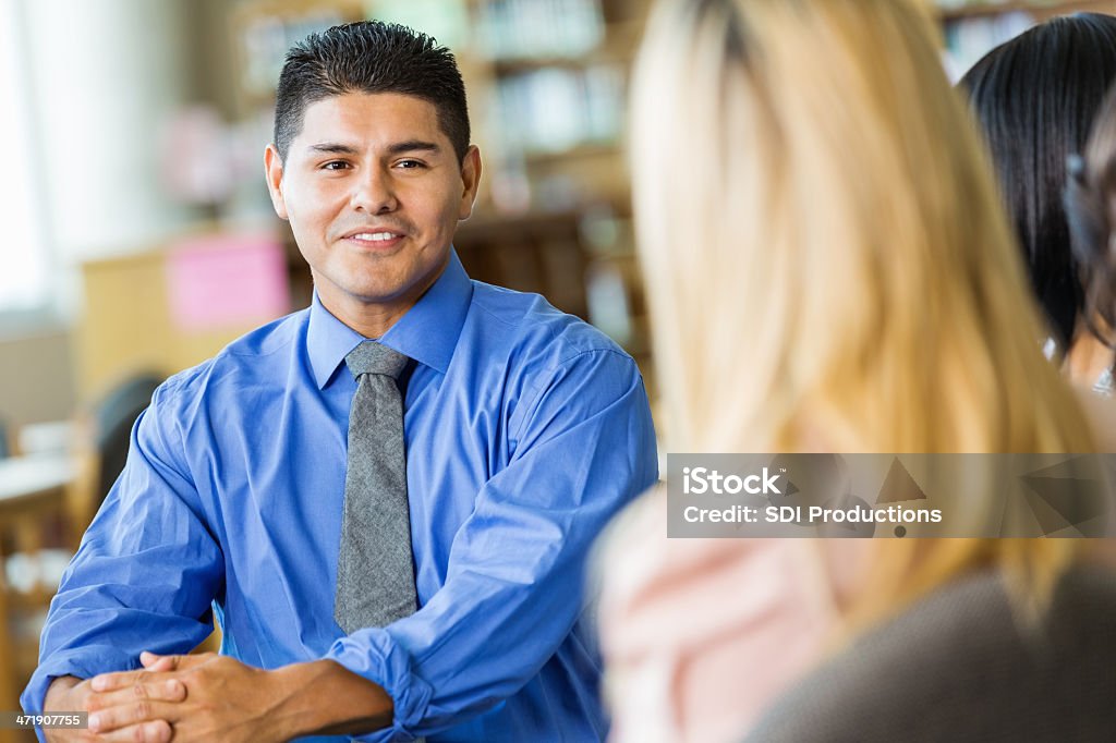 Mann spricht mit Freunden durring support group " - Lizenzfrei Bildung Stock-Foto