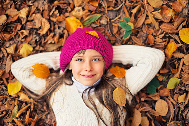 outono retrato de uma rapariga - preschooler autumn beautiful blond hair imagens e fotografias de stock