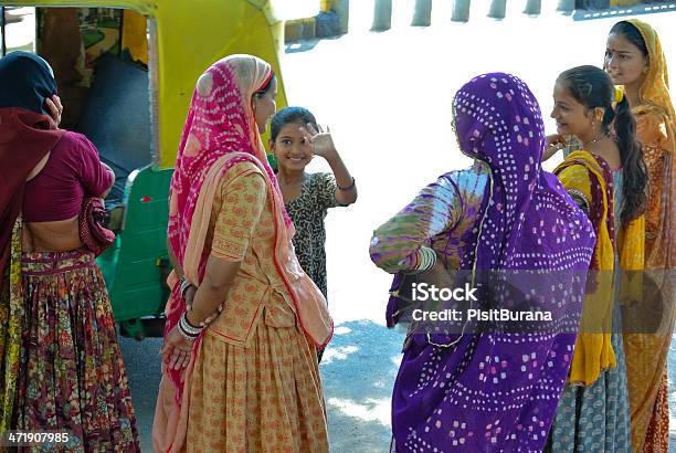 Mutter Und Töchter Warten Auf Den Bus Stockfoto und mehr Bilder von Glücklichsein - Glücklichsein, Indien, Indische Kultur