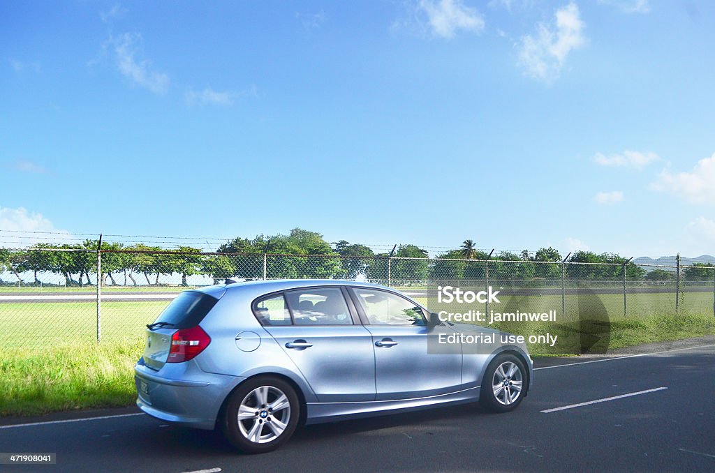 BMW en automóvil por la carretera coche con puerta trasera - Foto de stock de Aeropuerto libre de derechos