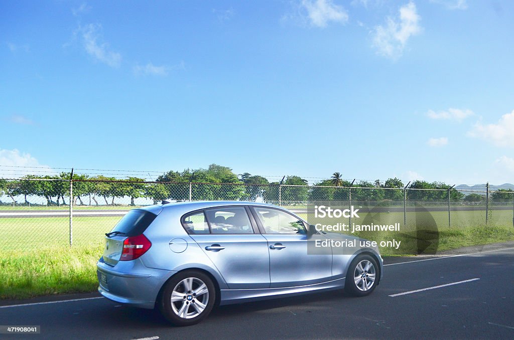 BMW Berline à hayon arrière de voiture sur l'autoroute - Photo de Aéroport libre de droits