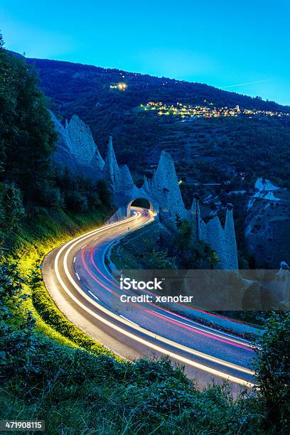 Tráfego Rodoviário E Erodido Glacial Formações Rochosas - Fotografias de stock e mais imagens de Acidentes e Desastres