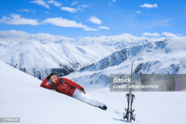 Foto de Mulher Em Férias De Esqui De Neve Esquiador e mais fotos de stock de Adulto - Adulto, Alpes europeus, Beleza