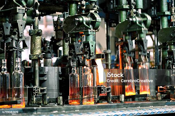 Glas Manufacturing Stockfoto und mehr Bilder von Glasbläserei - Glasbläserei, Flasche, Glas