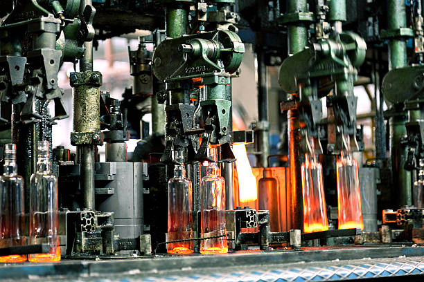 vetro di produzione - glass factory foto e immagini stock