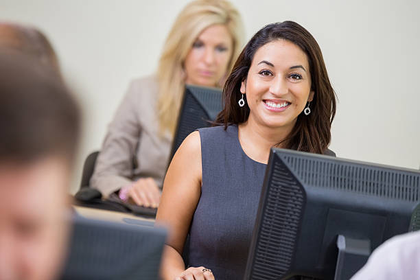 hispânico mulher de negócios tomar empresa curso de formação no laboratório de informática - training computer learning computer lab imagens e fotografias de stock