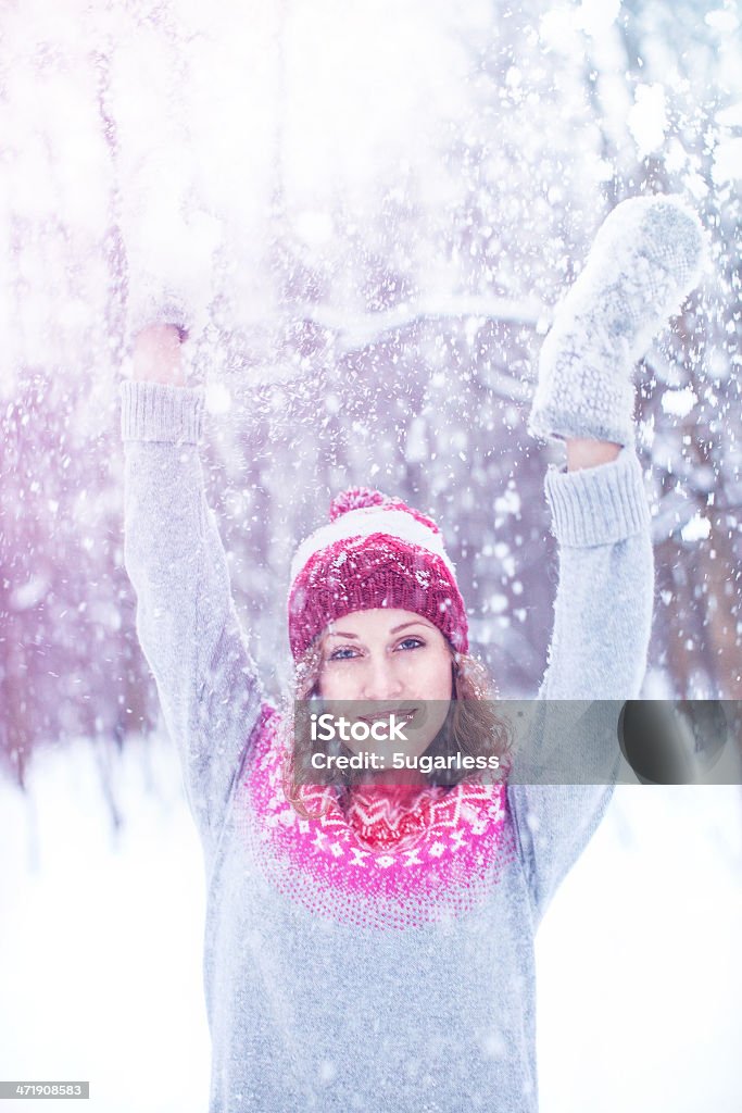 Bella donna godendo inverno - Foto stock royalty-free di Abbigliamento casual