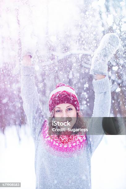 Bella Donna Godendo Inverno - Fotografie stock e altre immagini di Abbigliamento casual - Abbigliamento casual, Abiti pesanti, Adulto