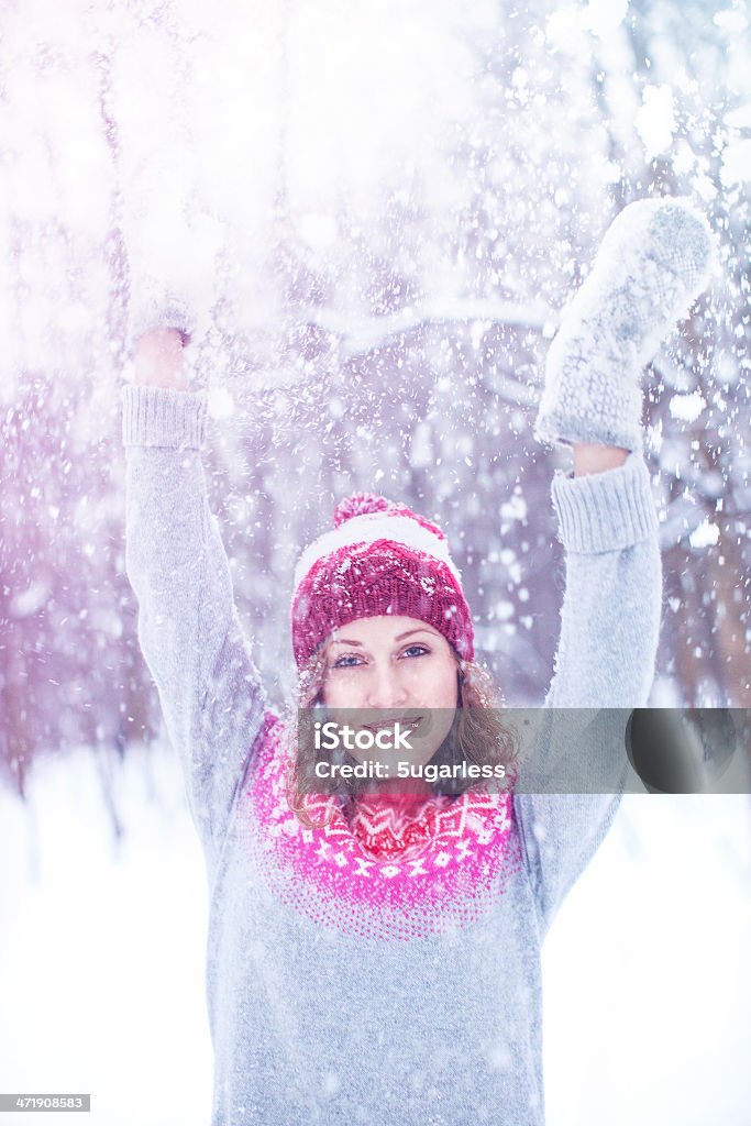 Piękna kobieta cieszy się zimie - Zbiór zdjęć royalty-free (Biały)